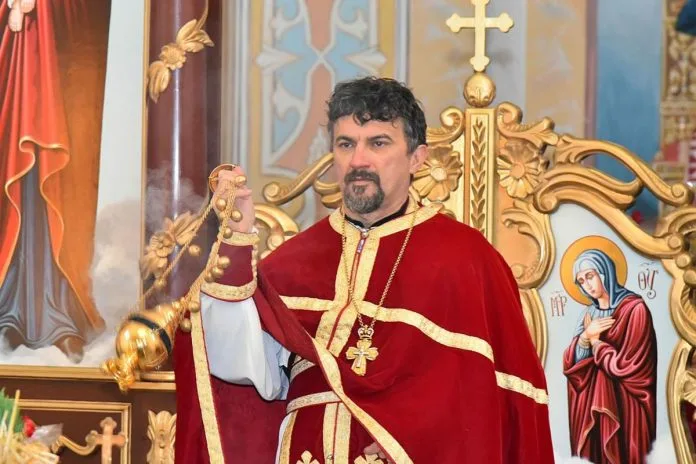 Pravoslavni svećenik prijavio prijetnje smrću zbog fotografije s Thompsonom