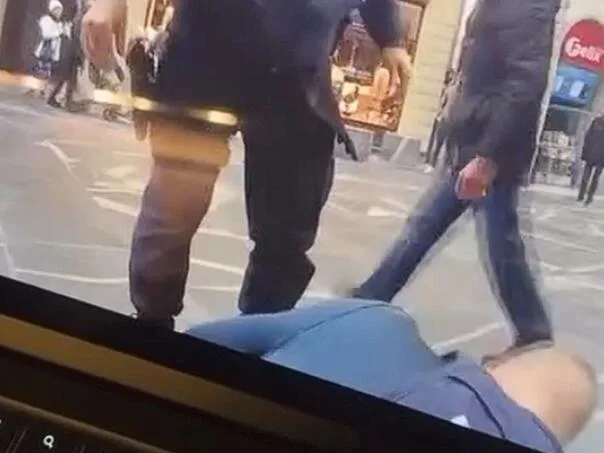 Bošnjak preminuo nakon što ga je davio policajac: “Ne mogu
