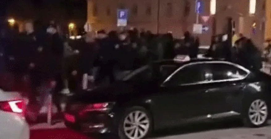 NASILJE U SPLITU: Torcida napala navijače Ajaxa na Rivi
