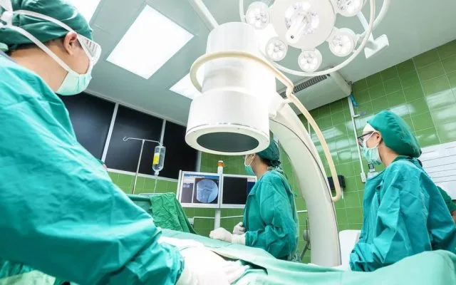 Ženi uklonili cijeli želudac zbog raka kojeg nikad nije imala, liječnici prijeti godina dana zatvora