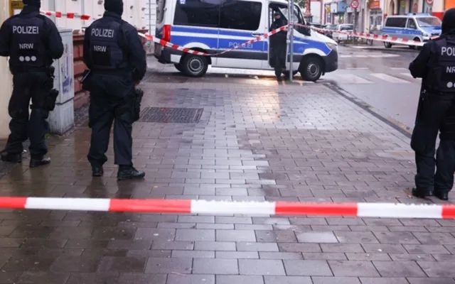 Drama u Njemačkoj: Vozilom se zabili u skupinu ljudi, a potom pobjegli pješice