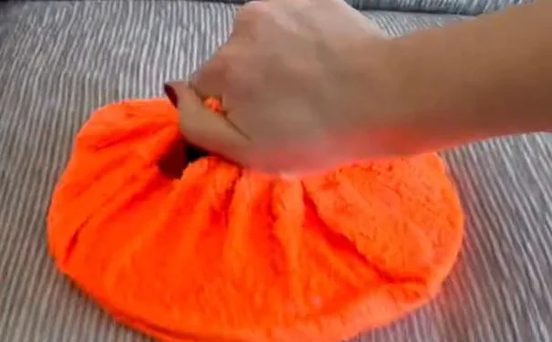 Nemate parni čistač? Pogledajte kako sa poklopcem lonca možete očistiti kauč