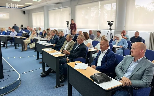 SDA bi mogla pokrenuti pregovore o novoj vlasti u Tuzlanskom kantonu, jedna osoba se spominje kao mogući premijer